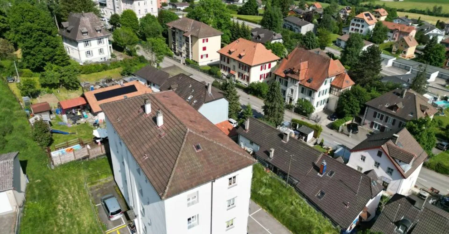 St-Imier, Gebäude 8 Wohnungen, 6 Garagen - 5,7% Rendite - vollständig vermietet - Foto 3 von 5