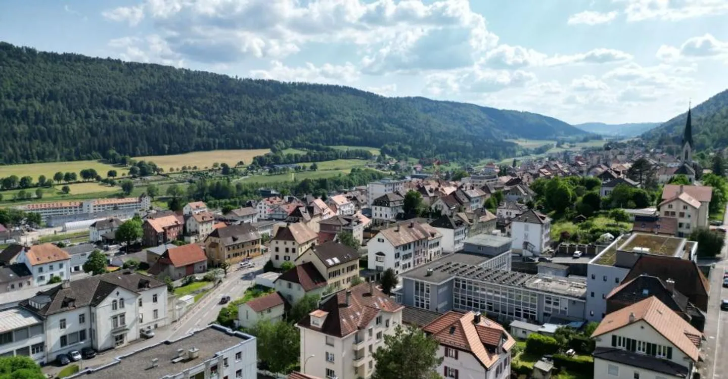 St-Imier, Gebäude 8 Wohnungen, 6 Garagen - 5,7% Rendite - vollständig vermietet - Foto 4 von 5