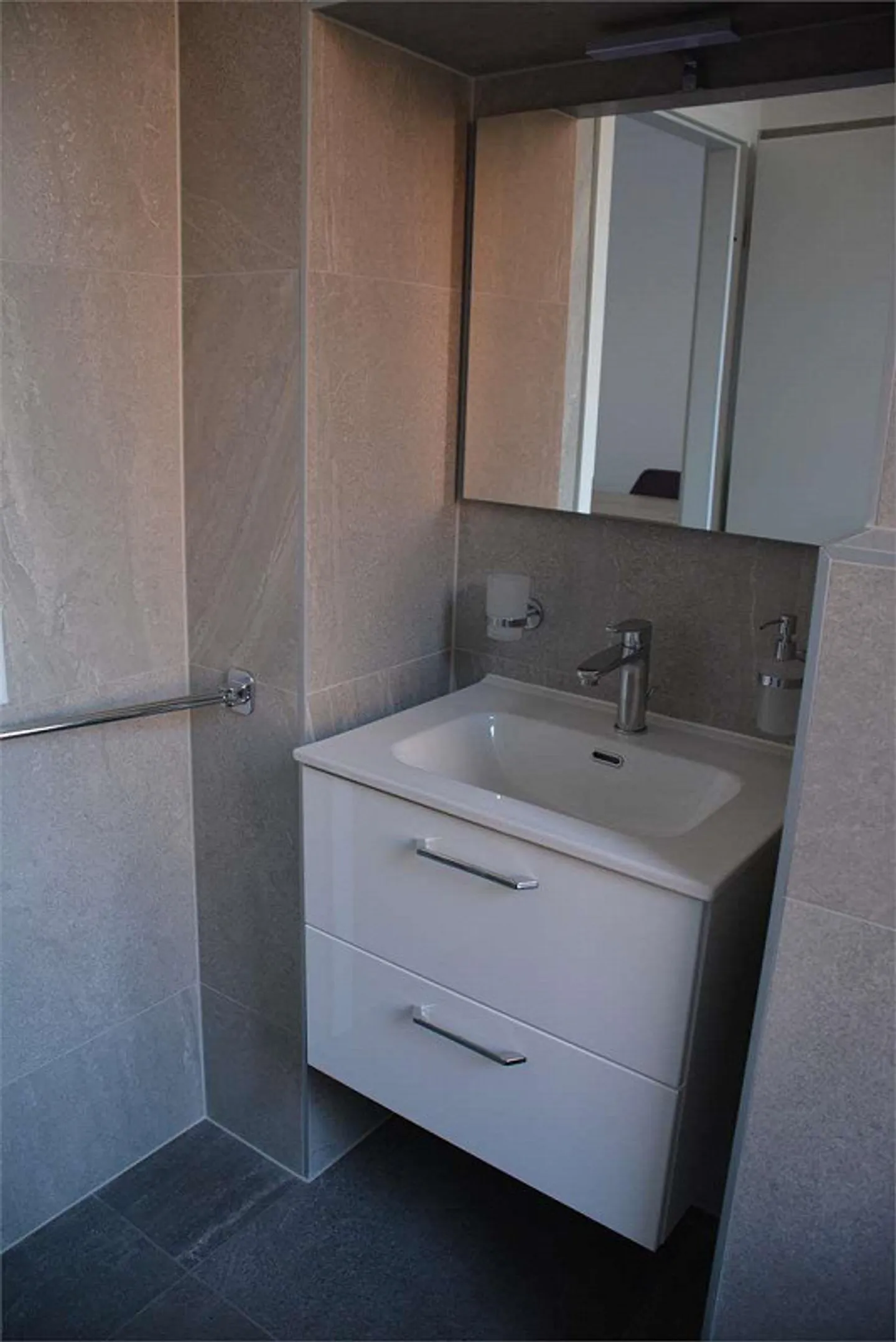 BUREAU TRÈS PRATIQUE : à Giubiasco dans la Piazza Grande, Meublé et Indépendant - Photo 6 sur 7