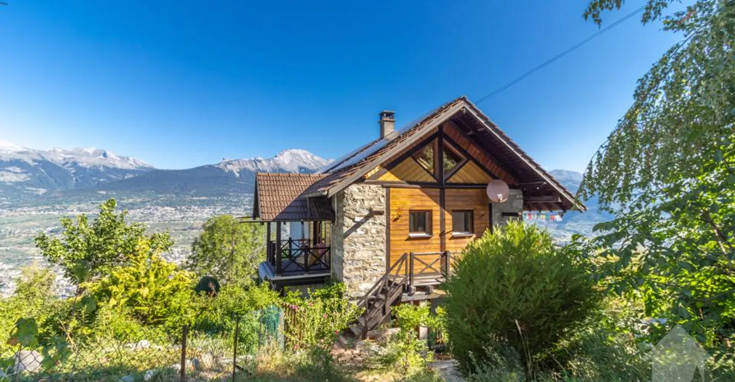 Character chalet with two apartments and ideal location - Photo 2 of 12