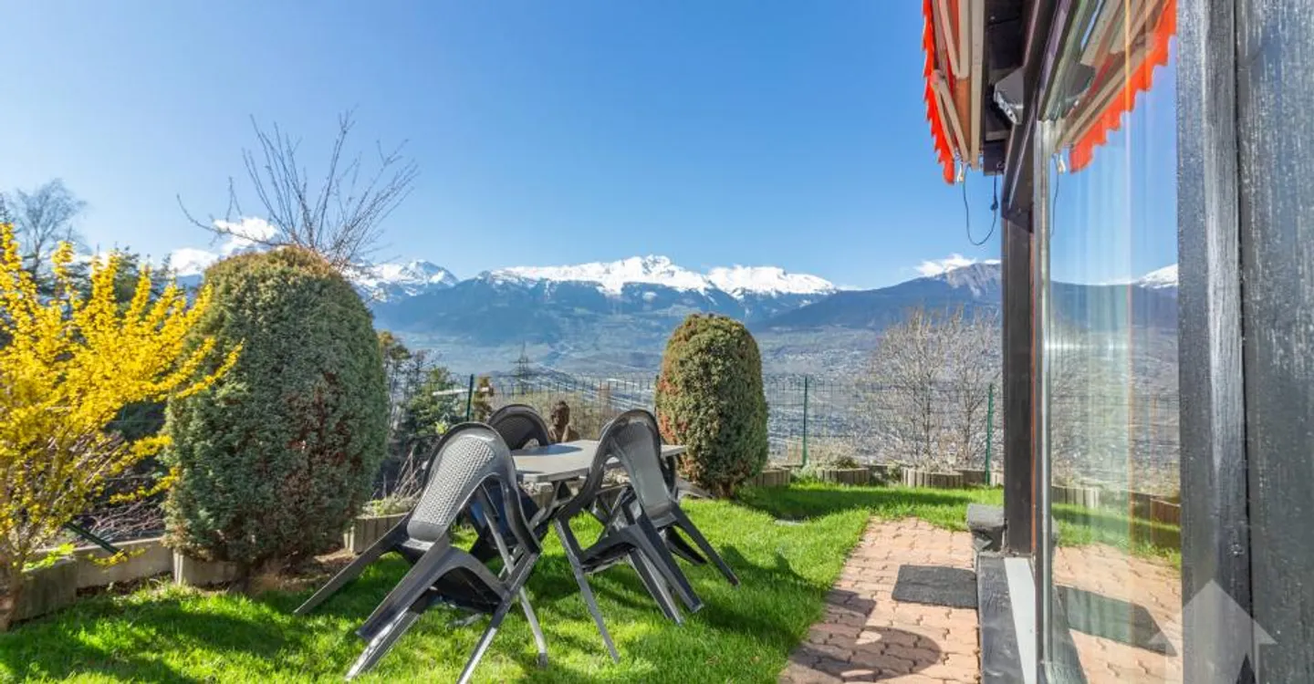 Character chalet with two apartments and ideal location - Photo 3 of 12