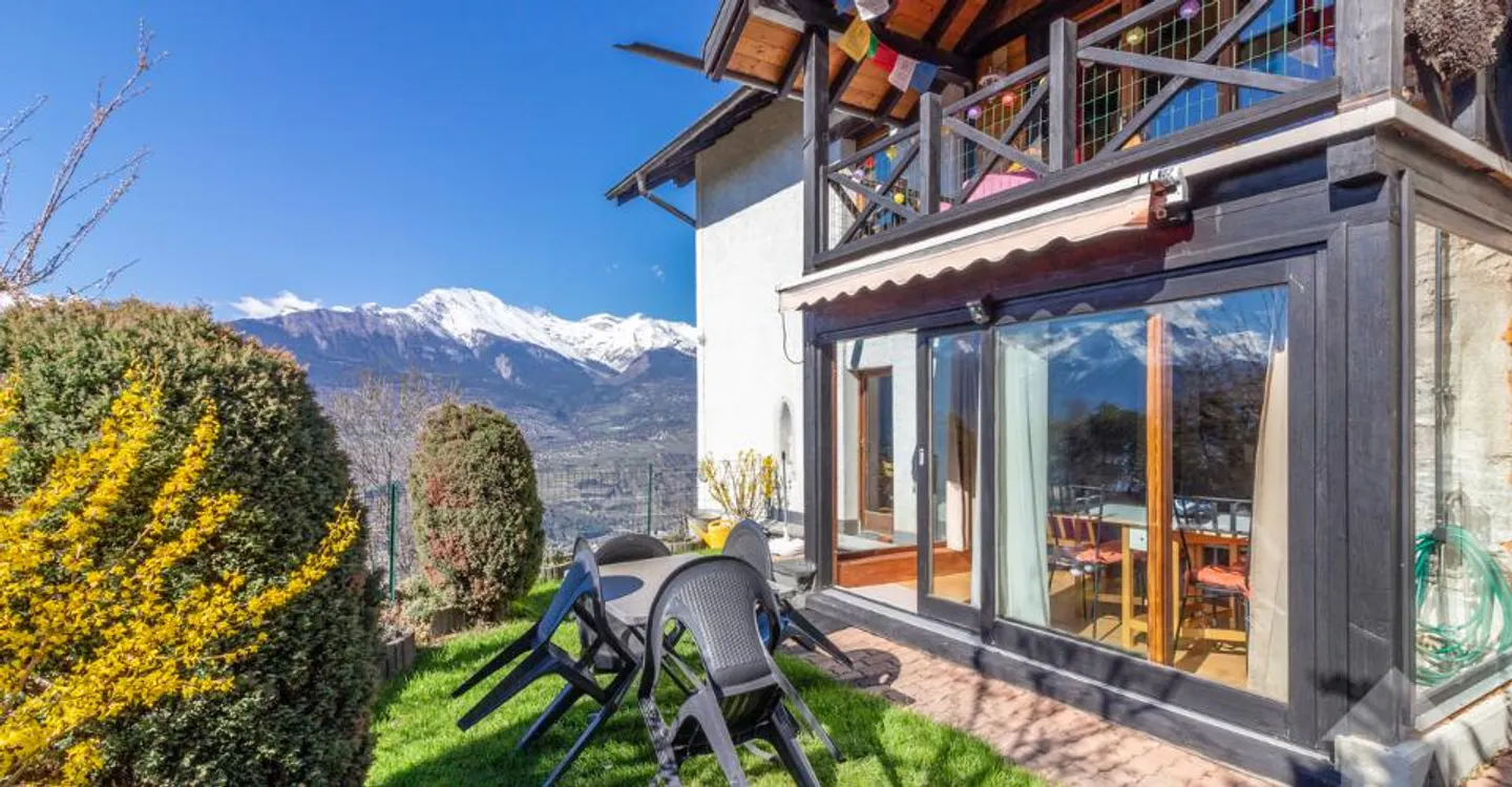 Character chalet with two apartments and ideal location - Photo 4 of 12