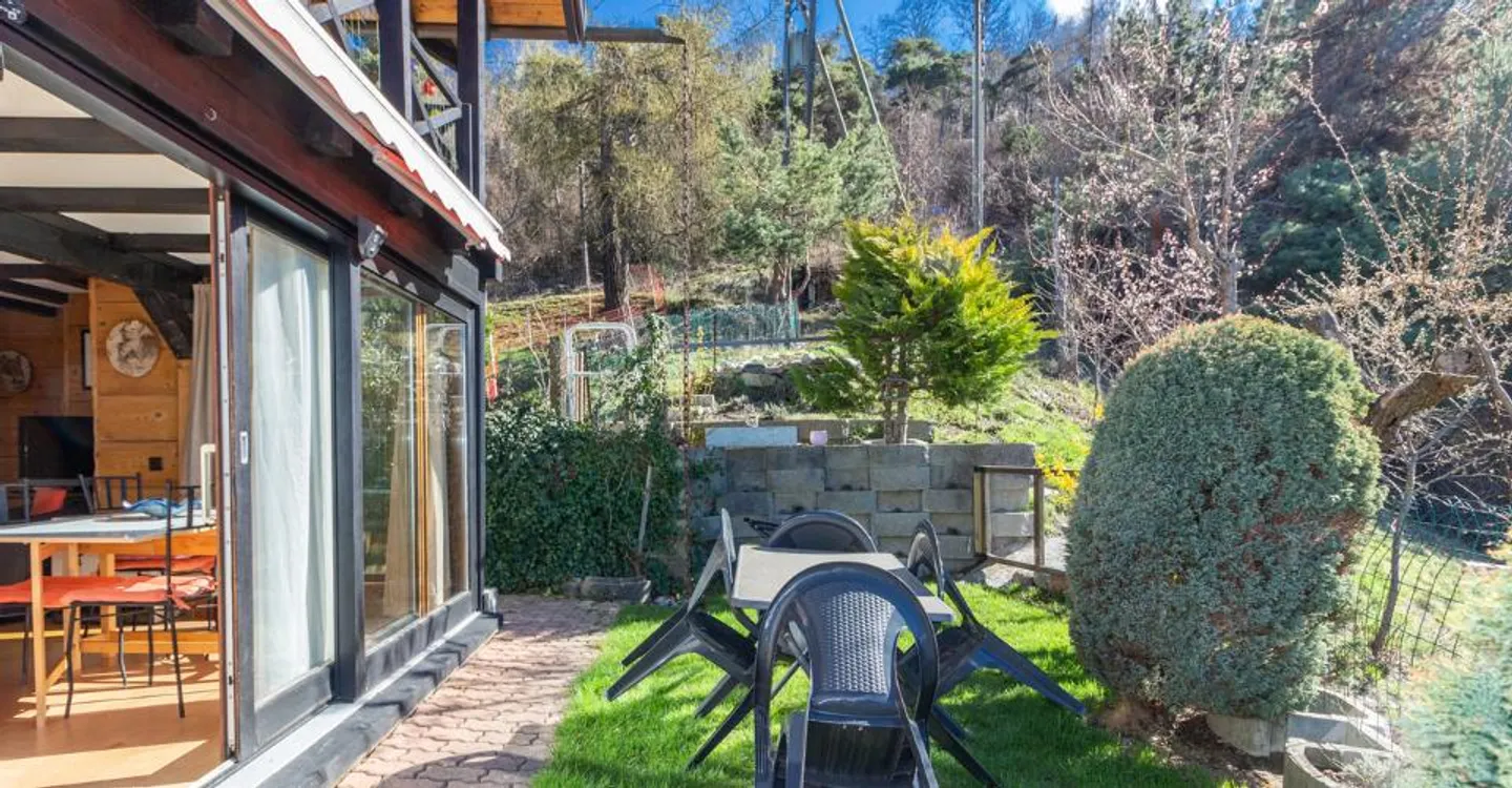 Character chalet with two apartments and ideal location - Photo 5 of 12