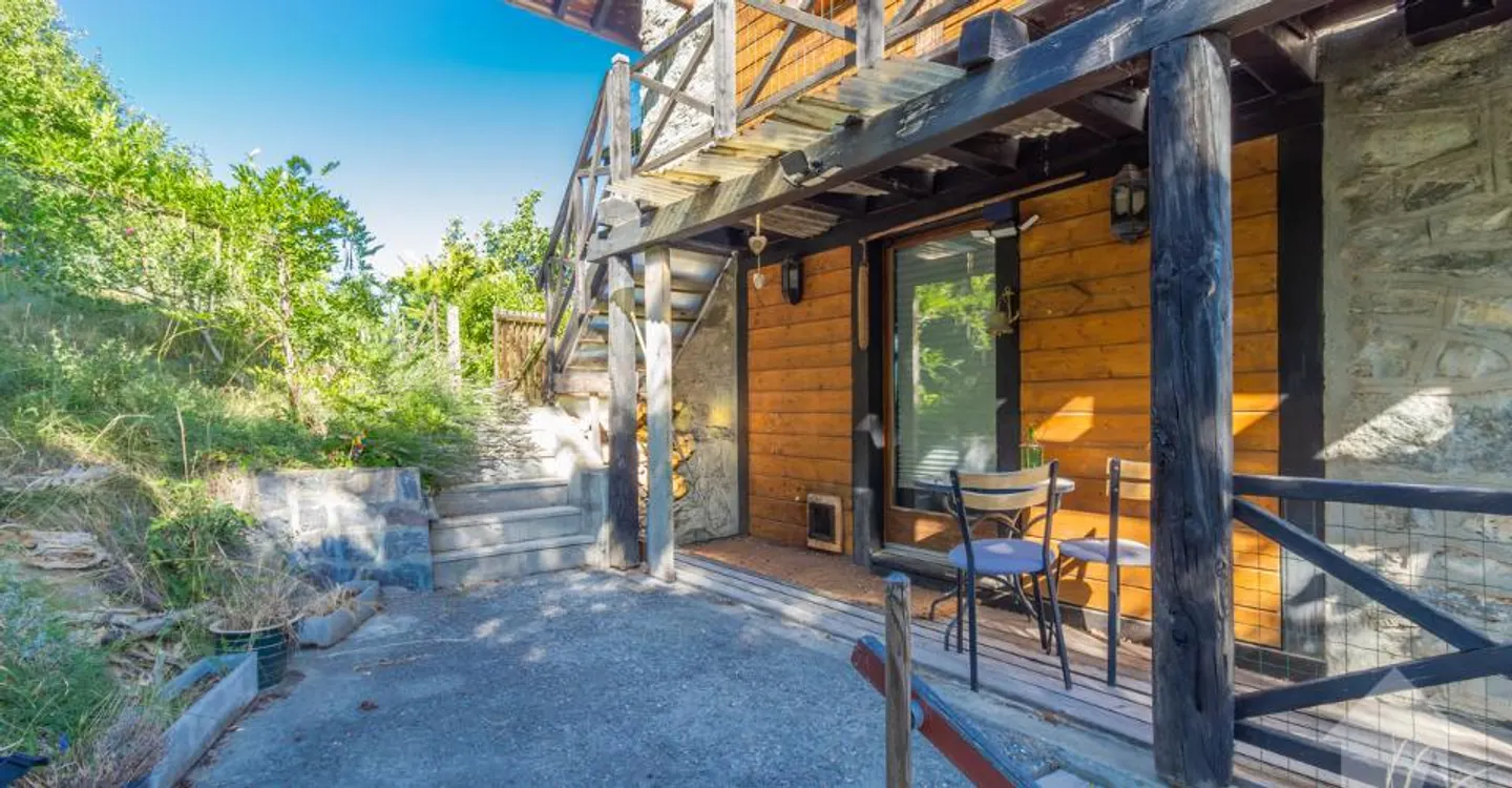 Character chalet with two apartments and ideal location - Photo 6 of 12