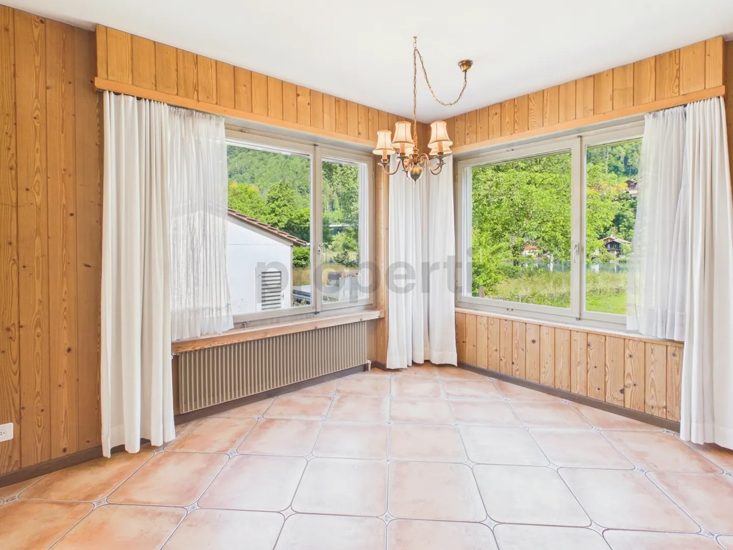 Maison individuelle spacieuse de 6,5 pièces avec jardin dans un emplacement unique au bord de l'Aare à Interlaken - Photo 5 sur 13