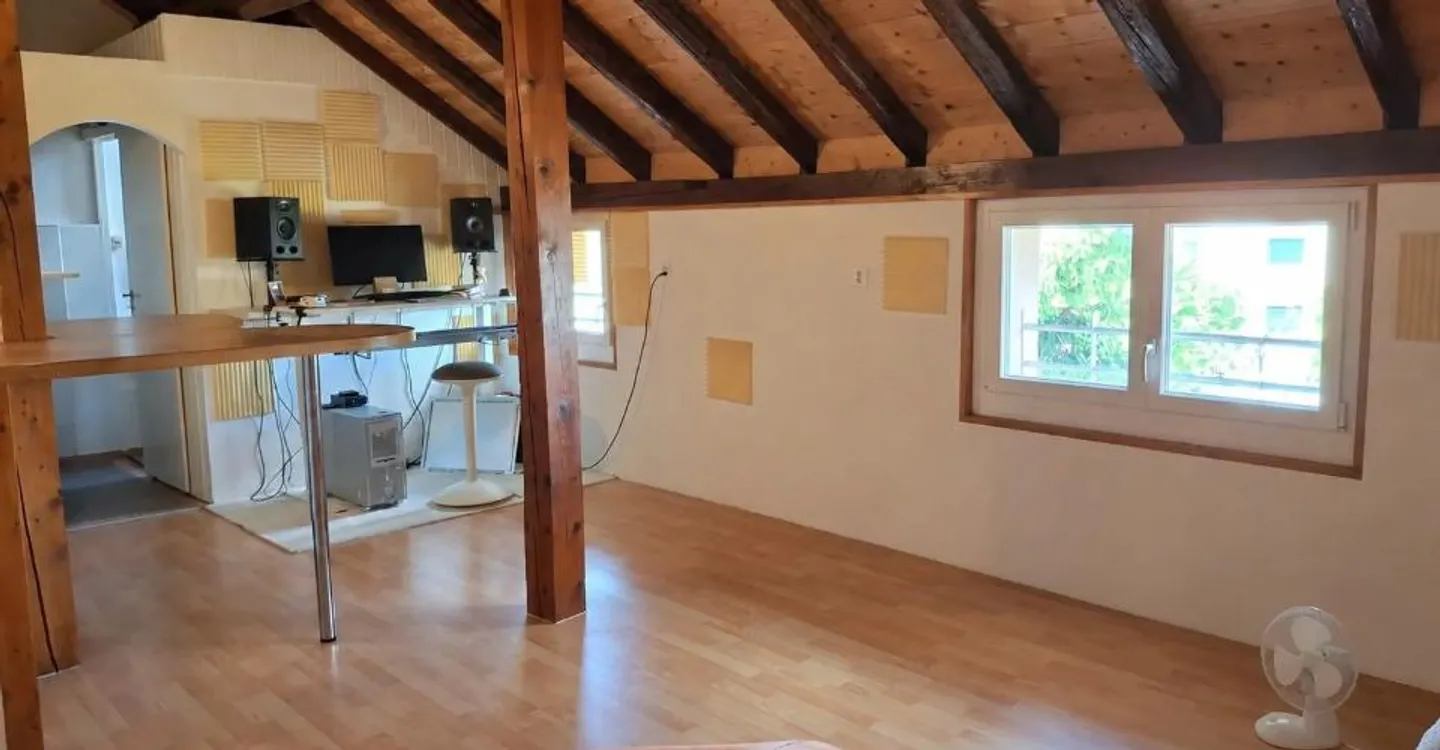 Charmante Dachgeschosswohnung mit 1 Zimmer in Echallens - Foto 1 von 7