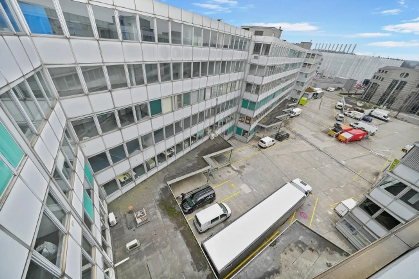 "Espace de stockage avec livraison et bonne hauteur sous plafond à Glattbrugg!" - Photo 1 sur 8