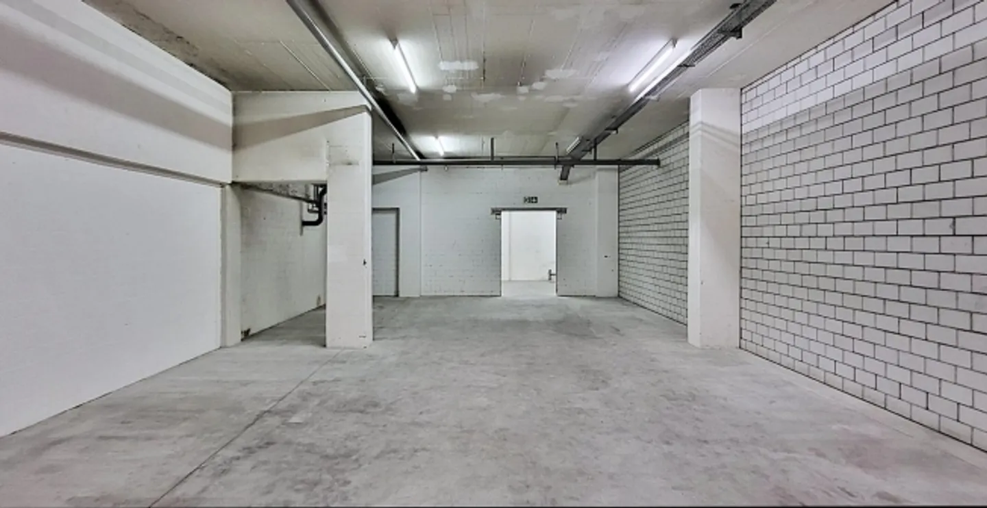 "Espace de stockage avec livraison et bonne hauteur sous plafond à Glattbrugg!" - Photo 2 sur 8