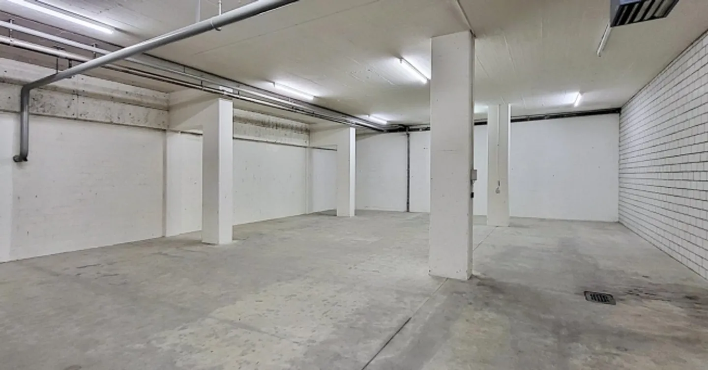 "Espace de stockage avec livraison et bonne hauteur sous plafond à Glattbrugg!" - Photo 5 sur 8