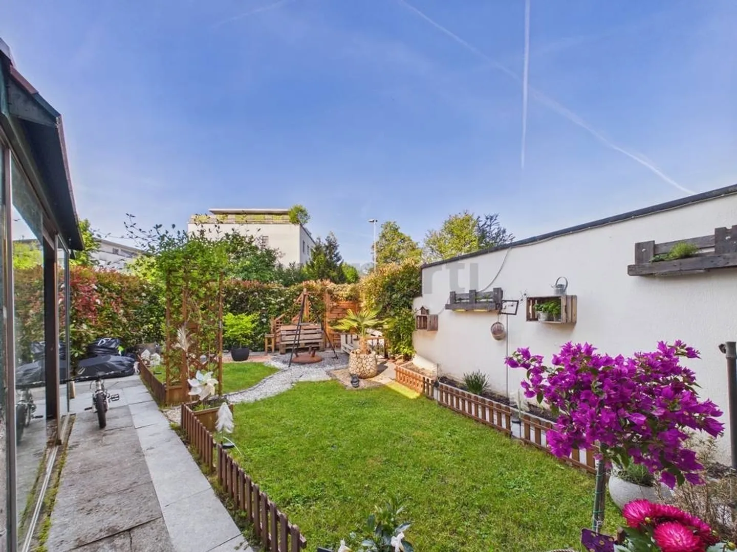 Renovated Maisonette in a Beautiful Neighborhood with 2 Parking Spaces - Photo 10 of 11
