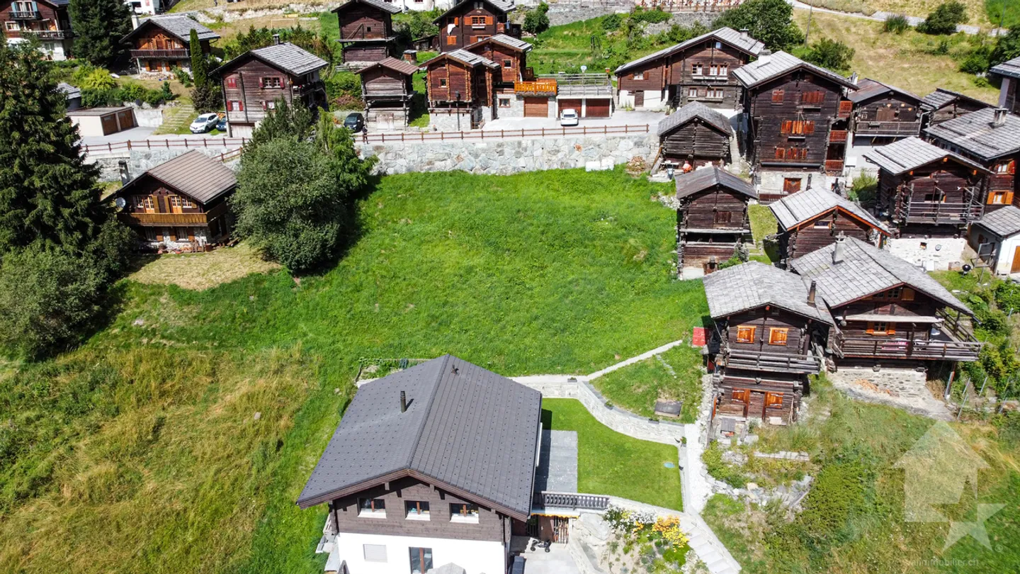 Très belle parcelle à construire au centre d'Ayer - Photo 2 sur 11