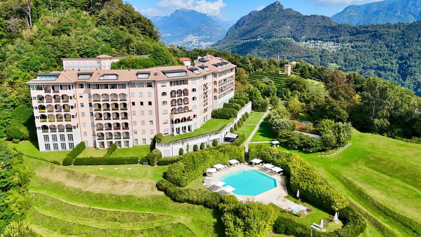 Spazioso Appartamento di Lusso con Giardino nel Resort Collina d'Oro - Foto 2 di 25