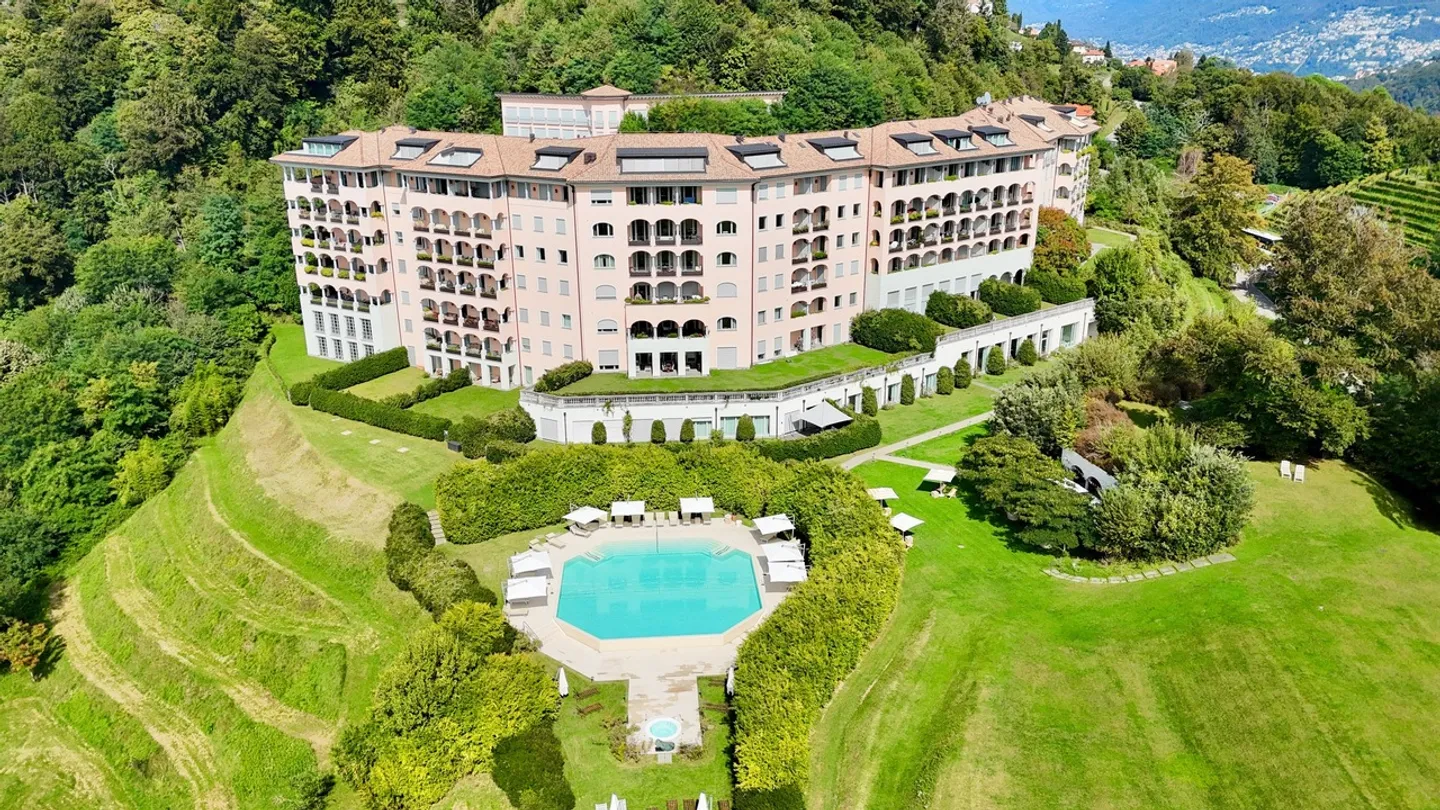 Spazioso Appartamento di Lusso con Giardino nel Resort Collina d'Oro - Foto 3 di 25