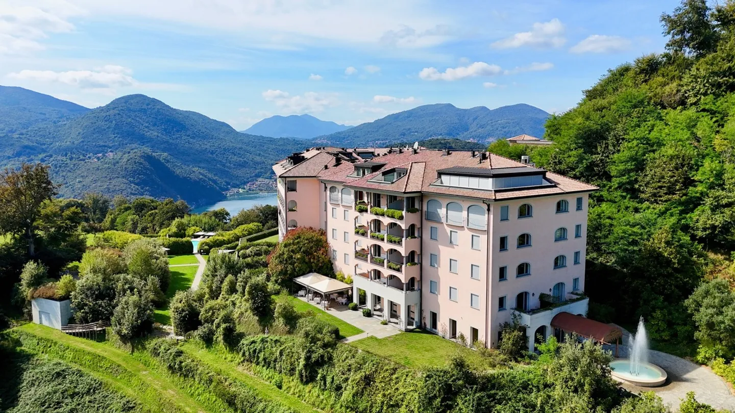 Spazioso Appartamento di Lusso con Giardino nel Resort Collina d'Oro - Foto 4 di 25