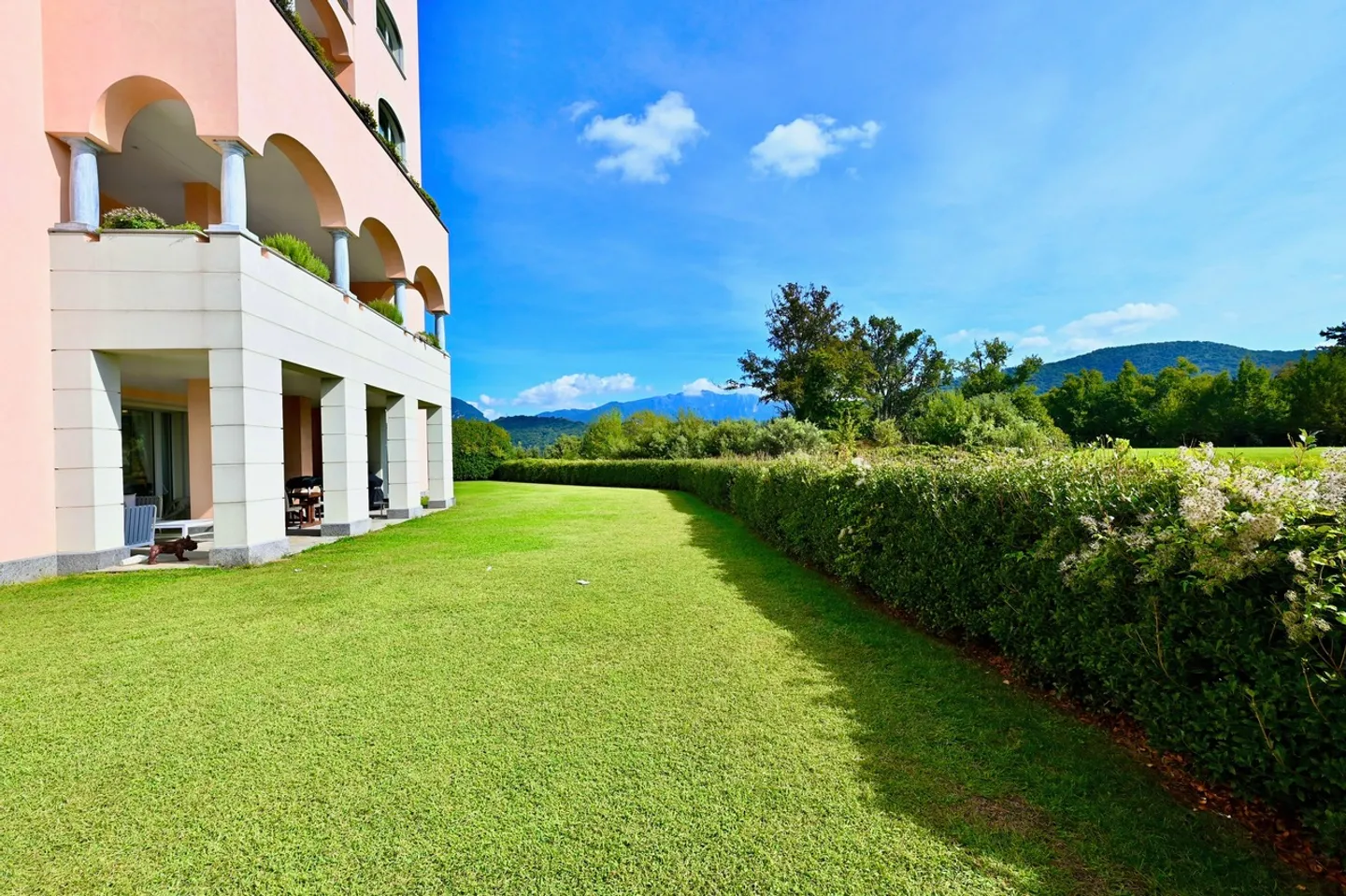 Spazioso Appartamento di Lusso con Giardino nel Resort Collina d'Oro - Foto 20 di 25