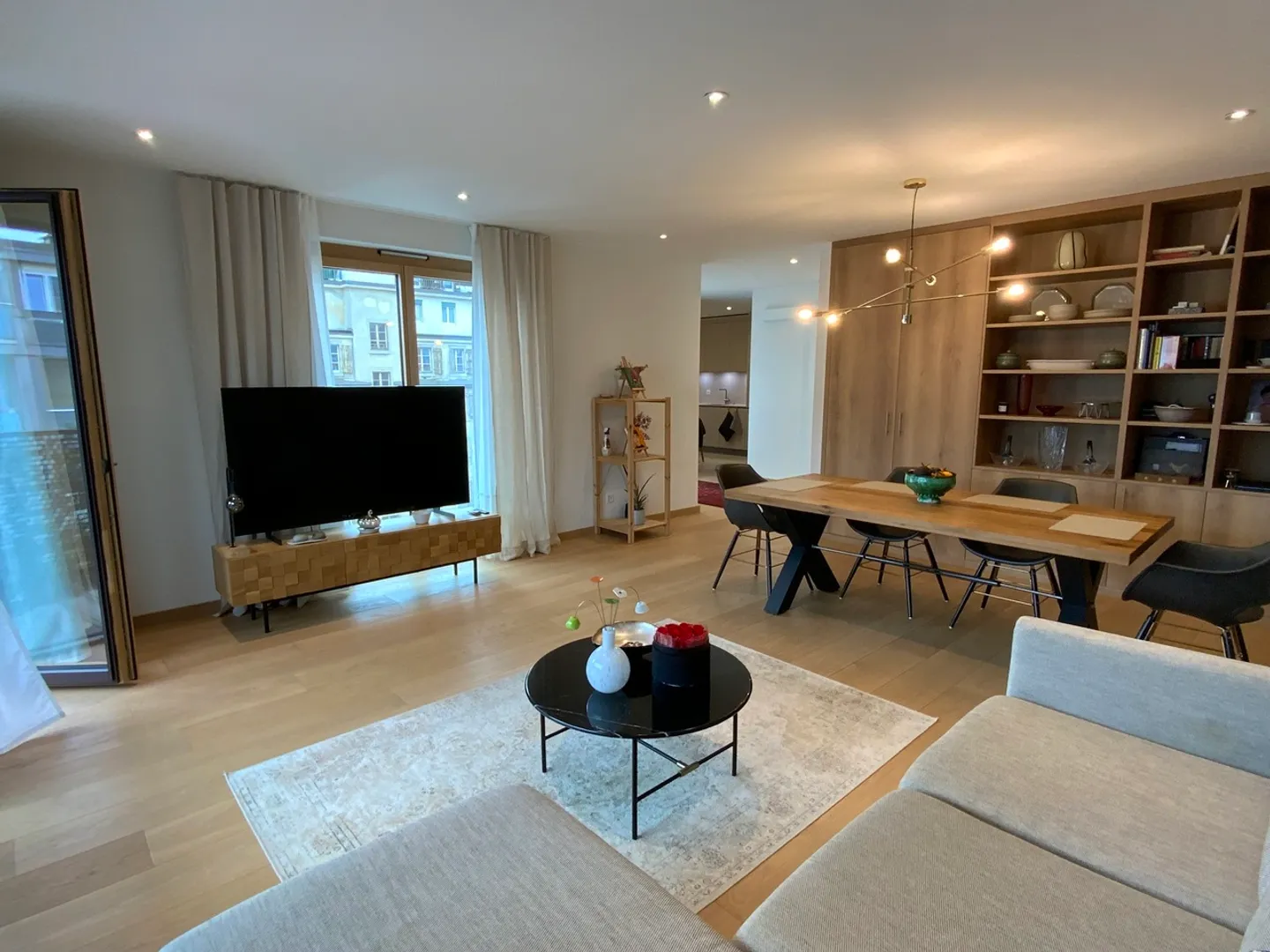 Möblierte 5-Zimmer-Wohnung, 116 m² mit Balkon – Nähe der Nationen - Foto 2 von 9