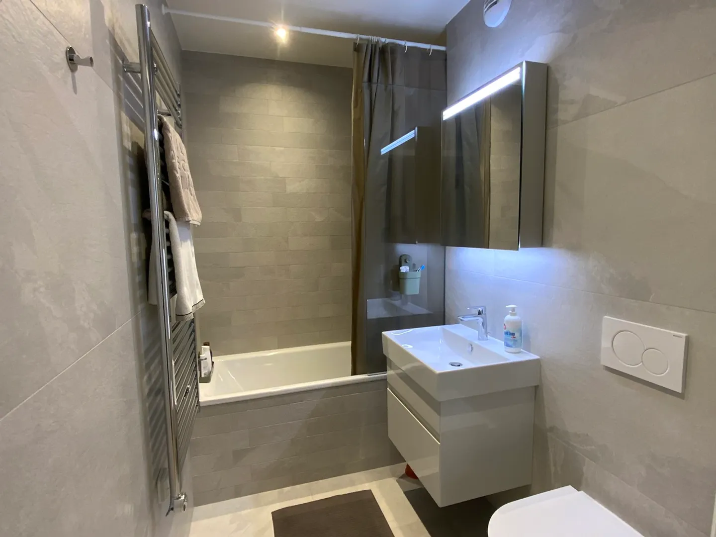 Möblierte 5-Zimmer-Wohnung, 116 m² mit Balkon – Nähe der Nationen - Foto 8 von 9