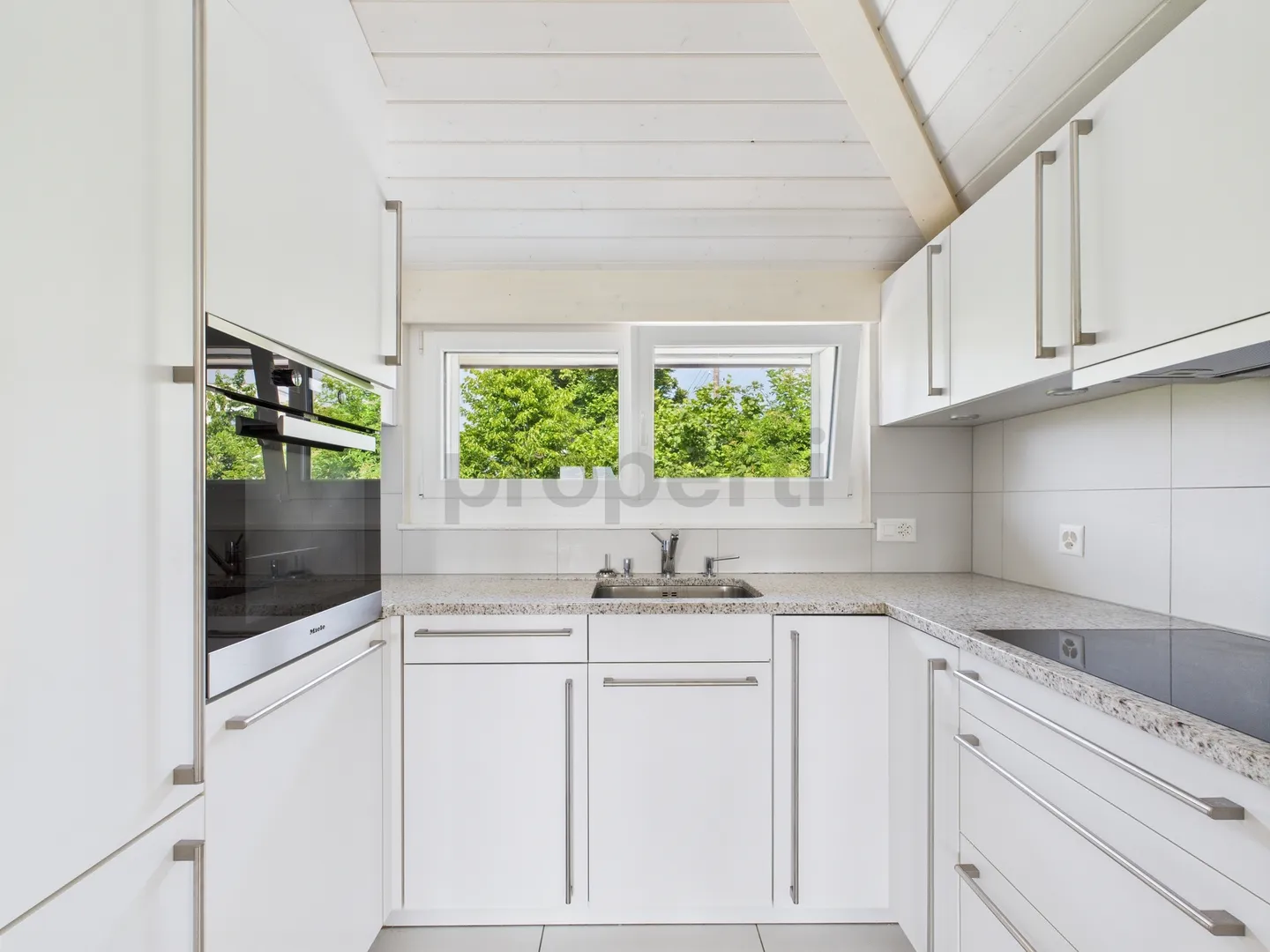 Appartement mit Möbeln und Terrasse, 2 Schritte von der UNO entfernt - ruhig, komfortabel & Service inklusive - Foto 4 von 9