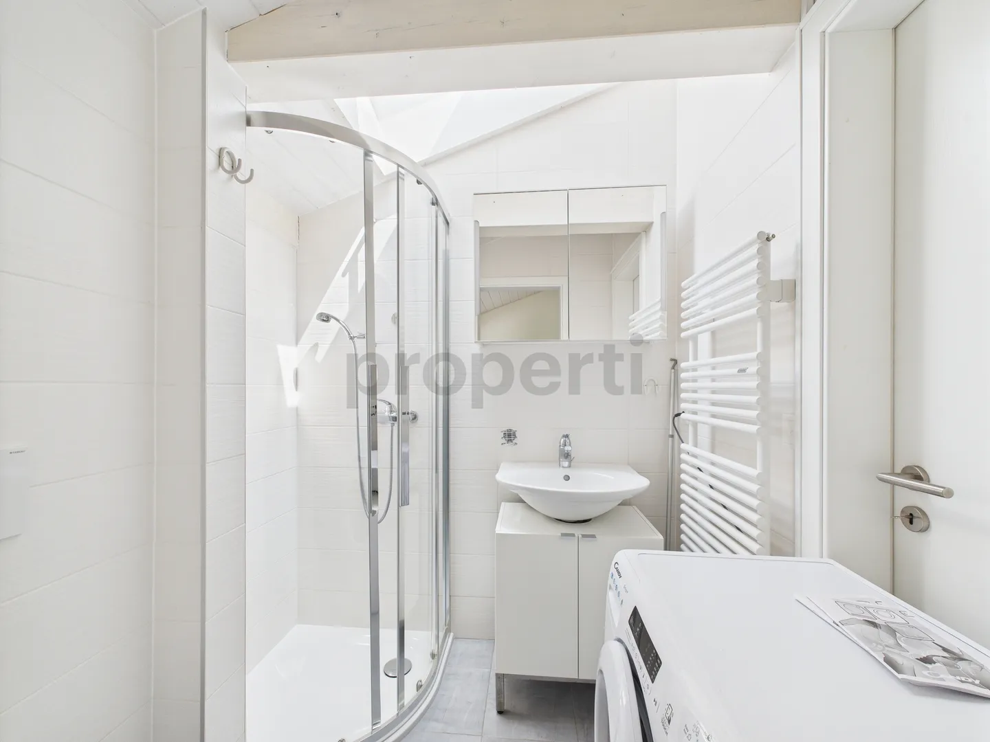 Appartement mit Möbeln und Terrasse, 2 Schritte von der UNO entfernt - ruhig, komfortabel & Service inklusive - Foto 7 von 9