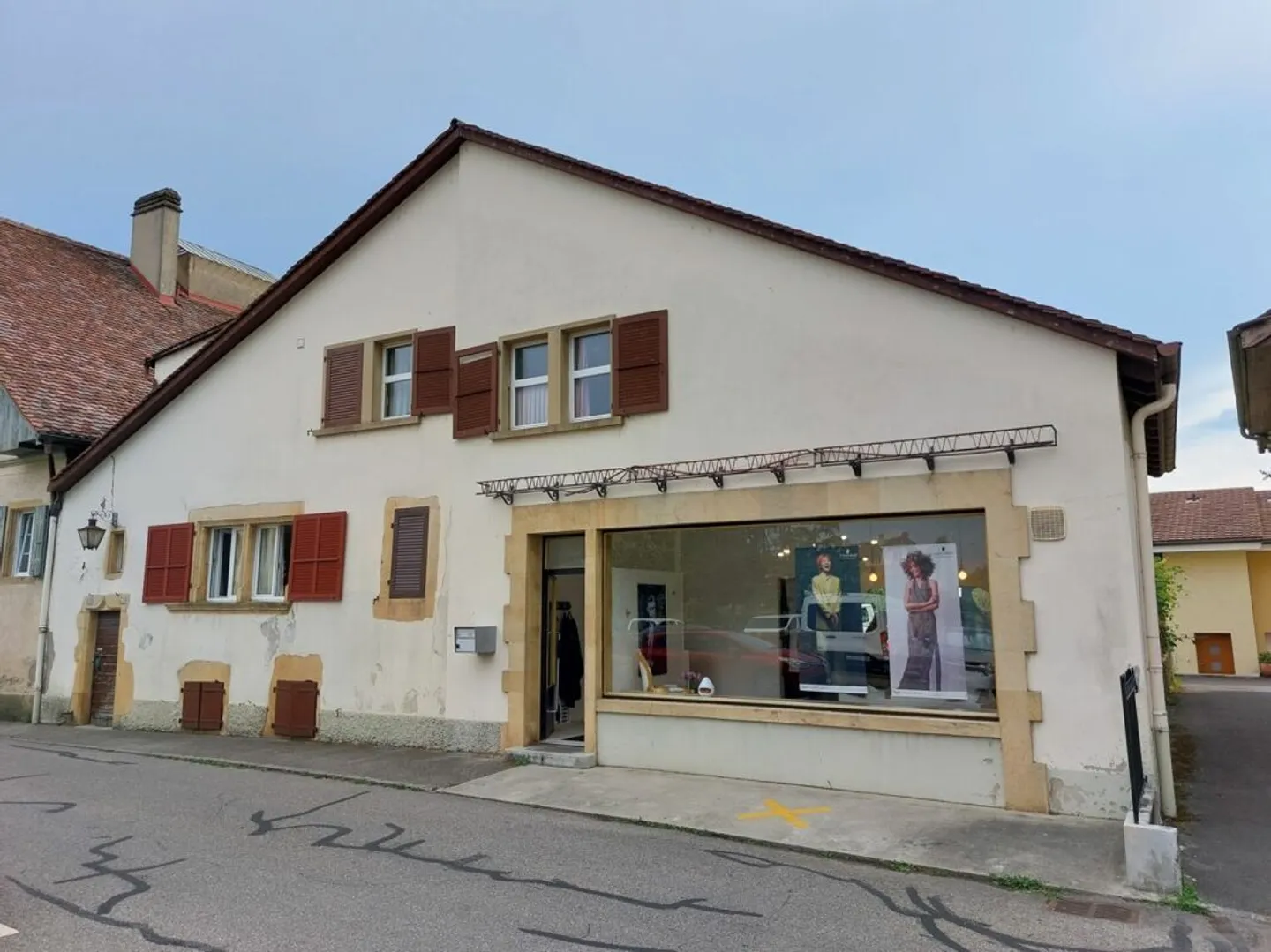 Maison villageoise avec jardin, composée de deux appartements indépendants et d'un salon de coiffure aménagé - Photo 1 sur 15