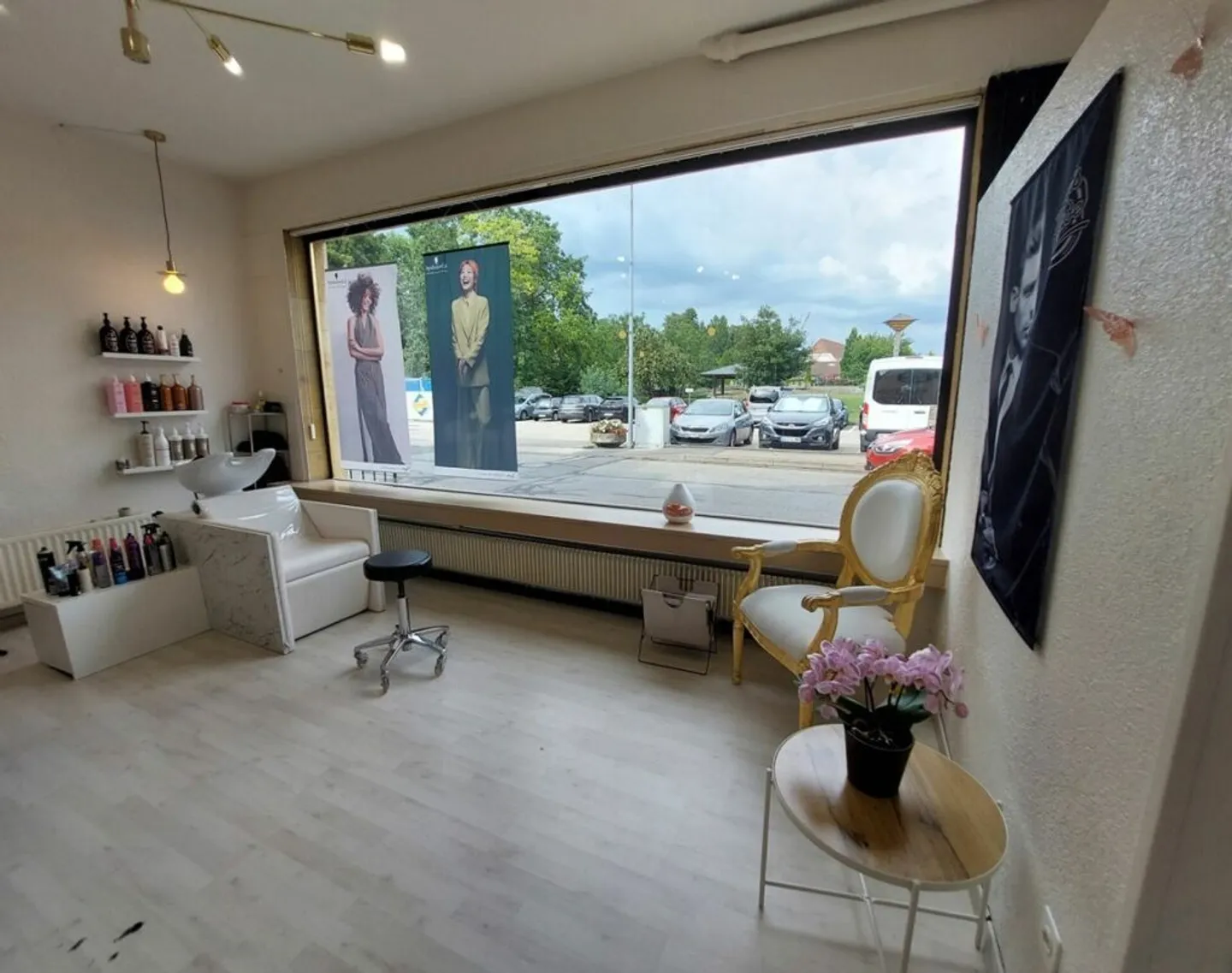 Maison villageoise avec jardin, composée de deux appartements indépendants et d'un salon de coiffure aménagé - Photo 2 sur 15