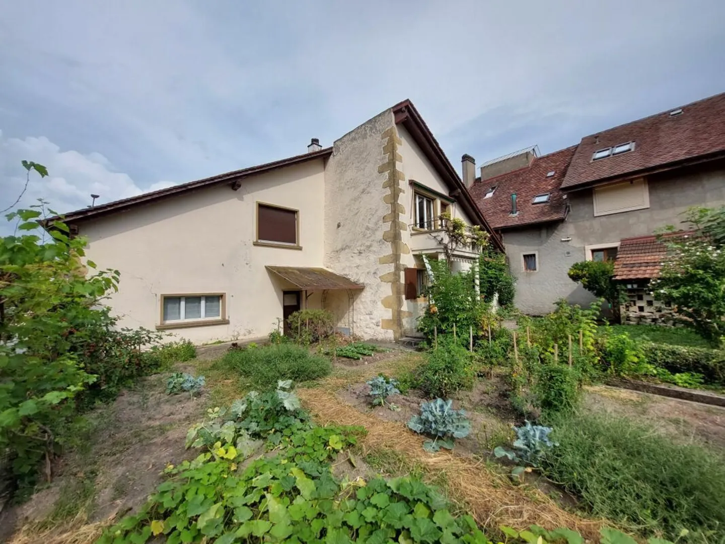 Maison villageoise avec jardin, composée de deux appartements indépendants et d'un salon de coiffure aménagé - Photo 3 sur 15