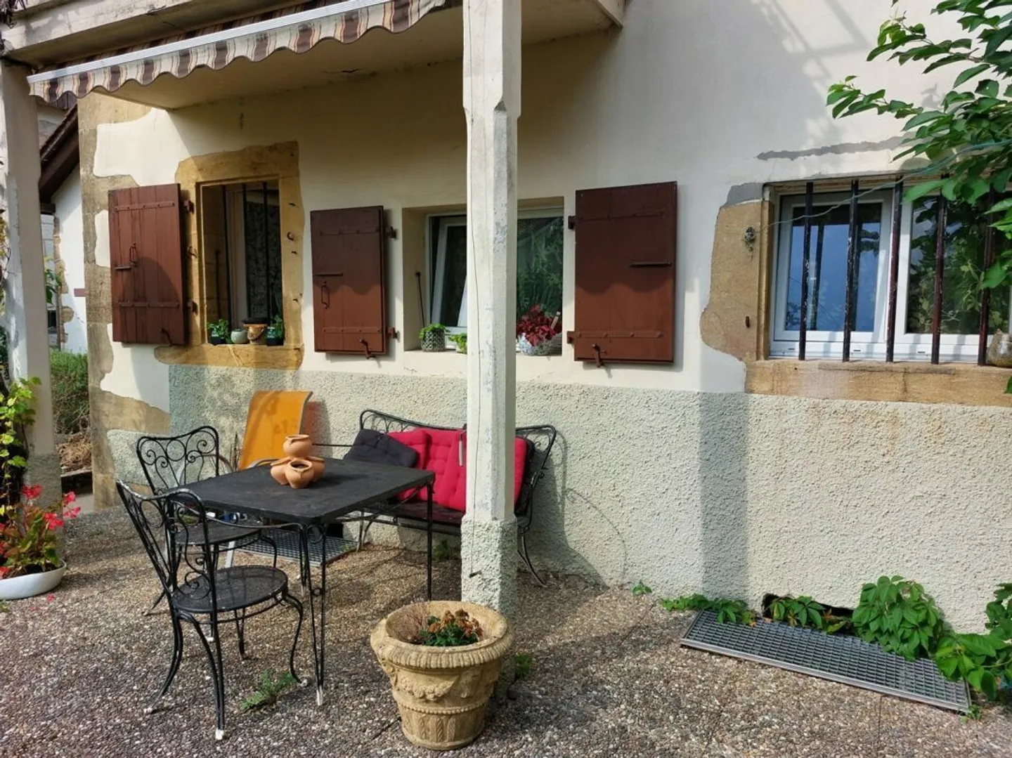 Maison villageoise avec jardin, composée de deux appartements indépendants et d'un salon de coiffure aménagé - Photo 4 sur 15