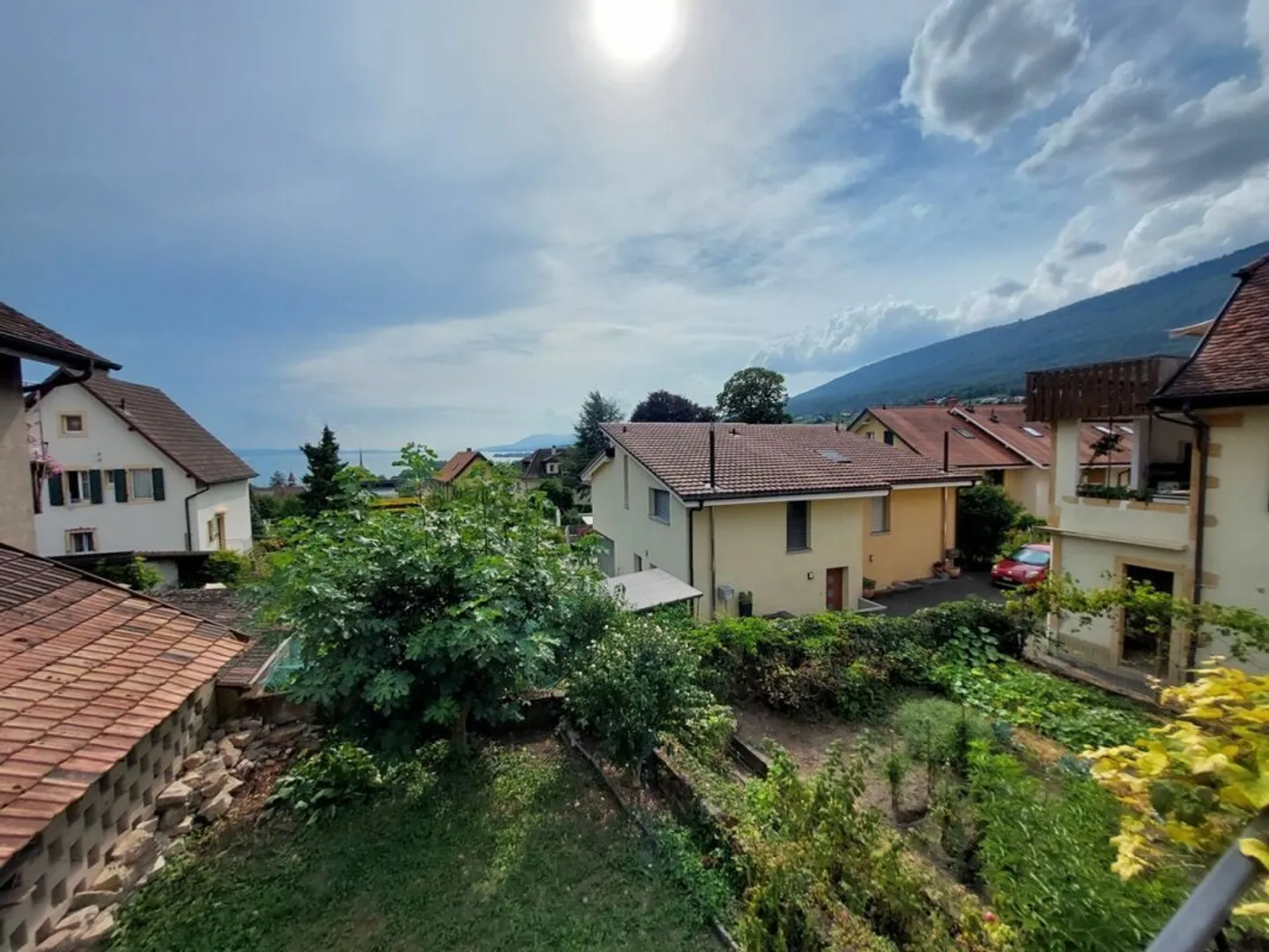 Maison villageoise avec jardin, composée de deux appartements indépendants et d'un salon de coiffure aménagé - Photo 6 sur 15
