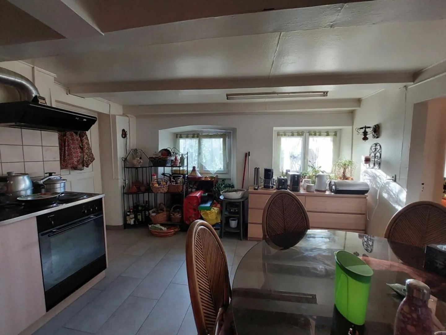 Maison villageoise avec jardin, composée de deux appartements indépendants et d'un salon de coiffure aménagé - Photo 12 sur 15