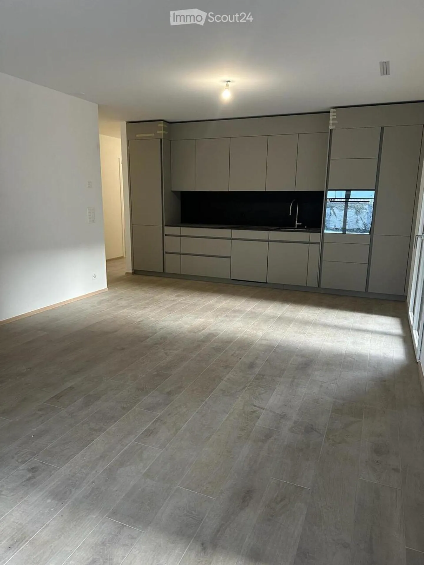 Appartement moderne avec terrasse - Photo 3 sur 8