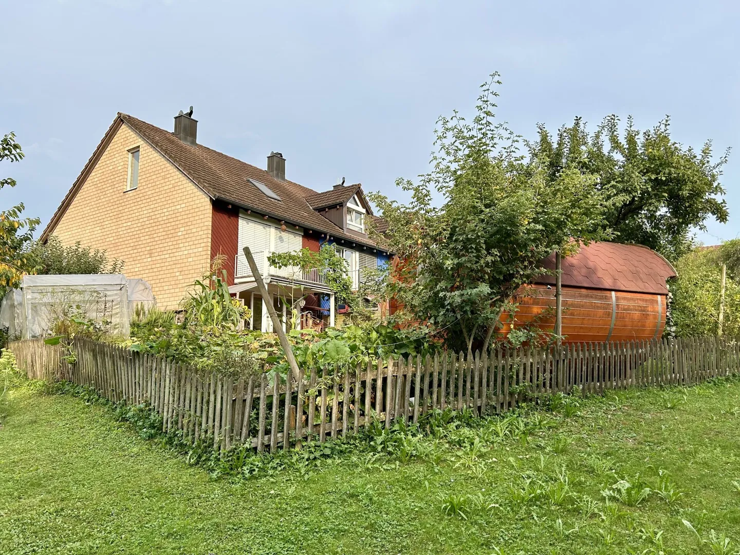 Maison de coin en rangée avec grand jardin, dans un emplacement sud dégagé - Photo 1 sur 12
