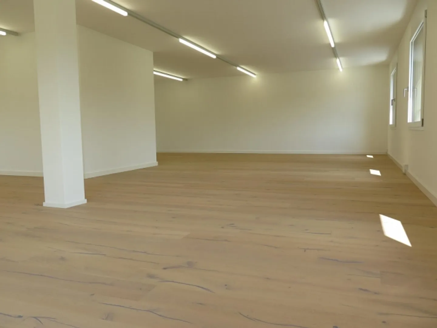 Moderner Arbeitsplatz beim Bahnhof - Foto 2 von 3