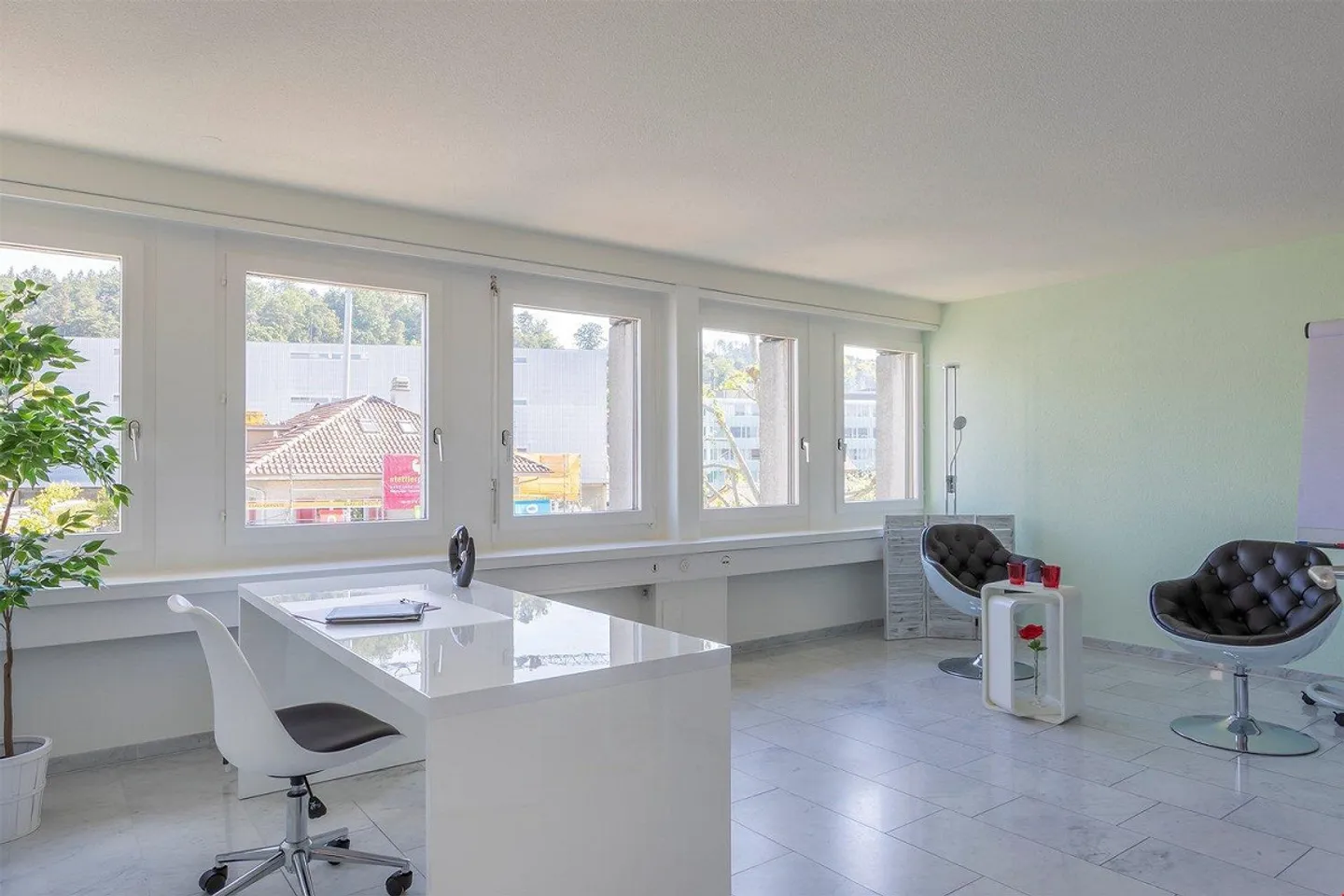 Exclusive commercial space in a central location - Photo 1 of 13