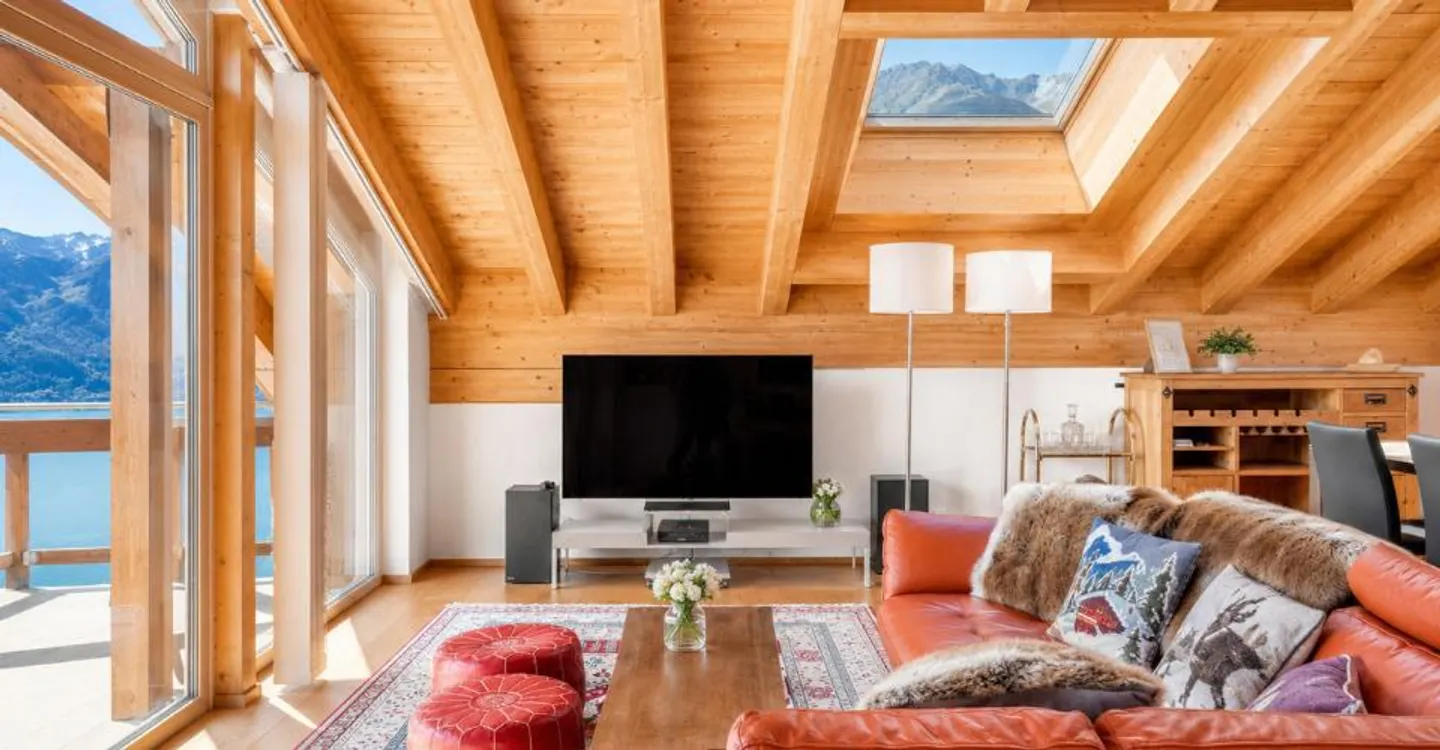 Attic apartment with 5.5 rooms in an exceptional location - Photo 2 of 13