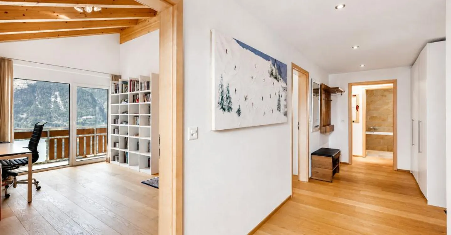 Attic apartment with 5.5 rooms in an exceptional location - Photo 7 of 13