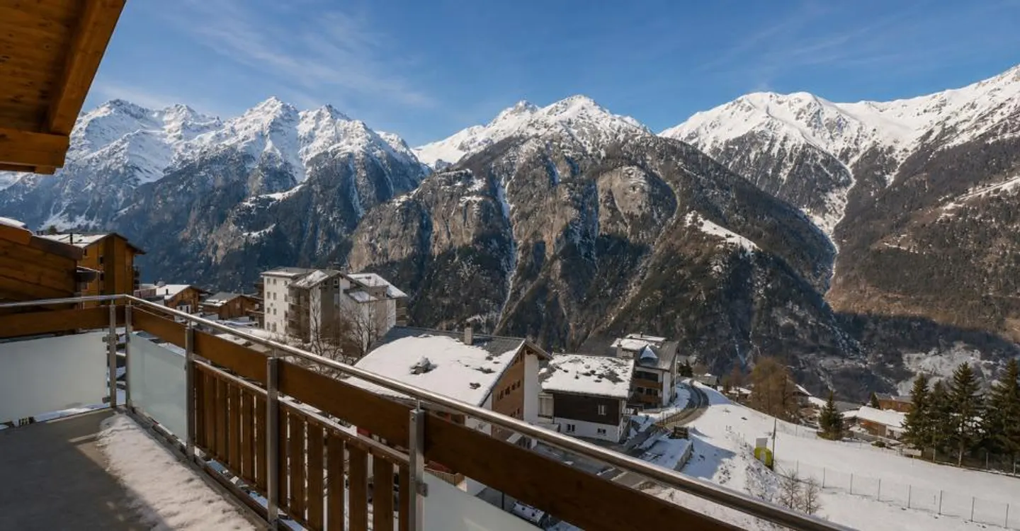 Attic apartment with 5.5 rooms in an exceptional location - Photo 8 of 13