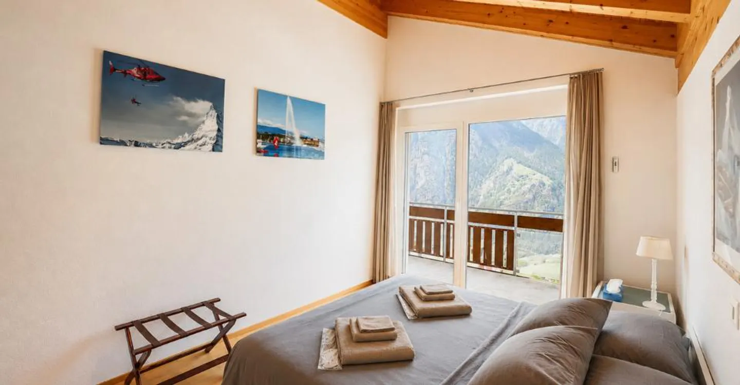 Attic apartment with 5.5 rooms in an exceptional location - Photo 10 of 13