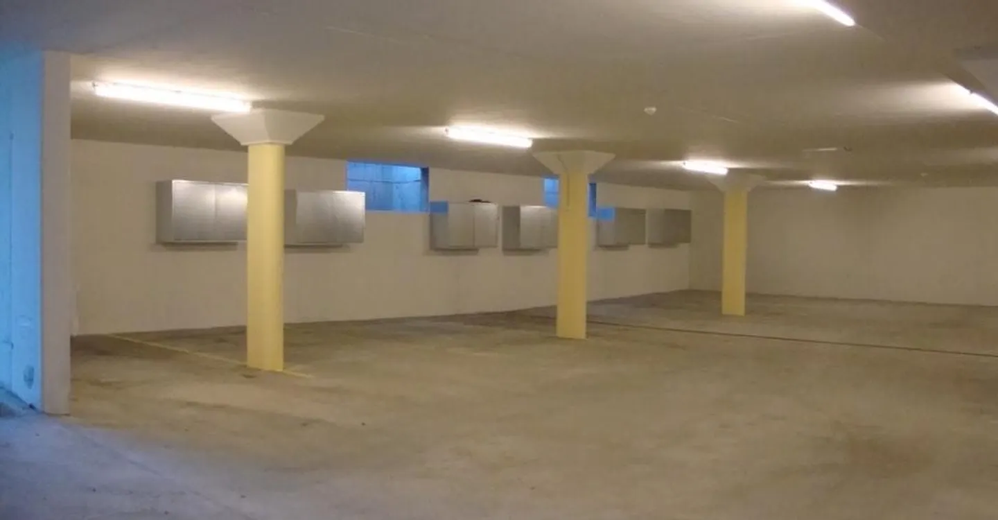 Place de parking intérieur à Stalden - Photo 2 sur 2