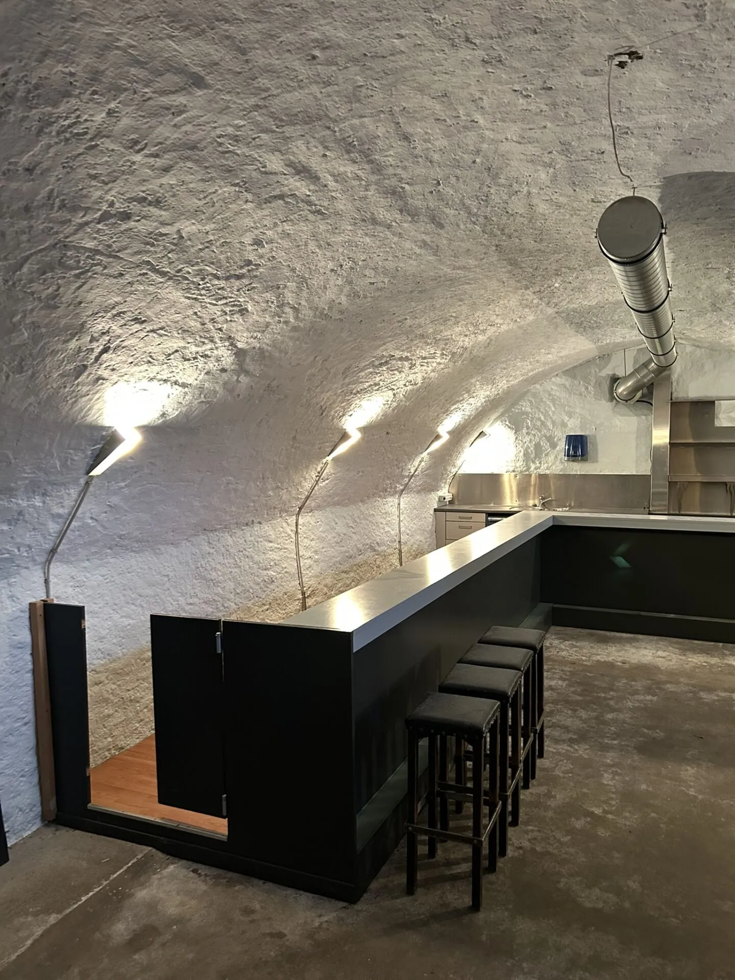 Vaulted cellar in historic ambiance - ideal as commercial space, storage, hobby workshop or stylish bar - Photo 3 of 13