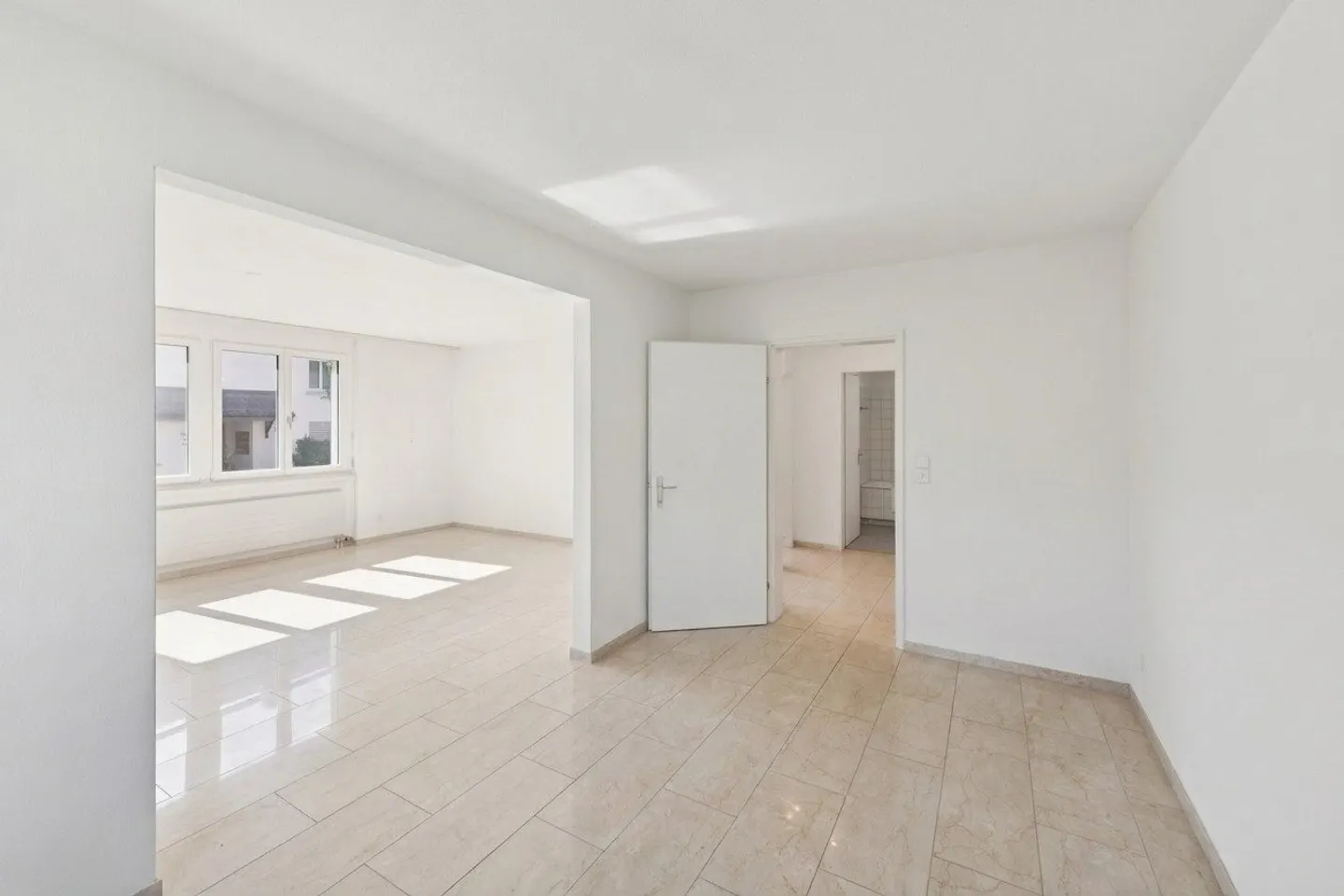 Appartement spacieux 5 pièces - Photo 2 sur 9