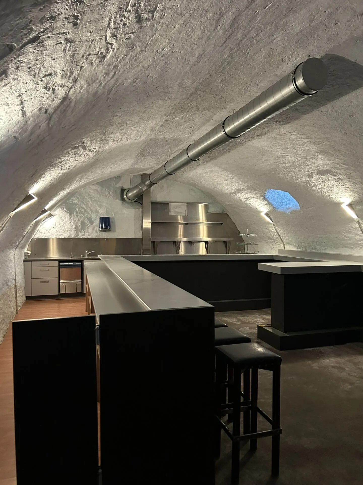 Vaulted cellar in historic ambiance - ideal as commercial space, storage, hobby workshop or stylish bar - Photo 1 of 13