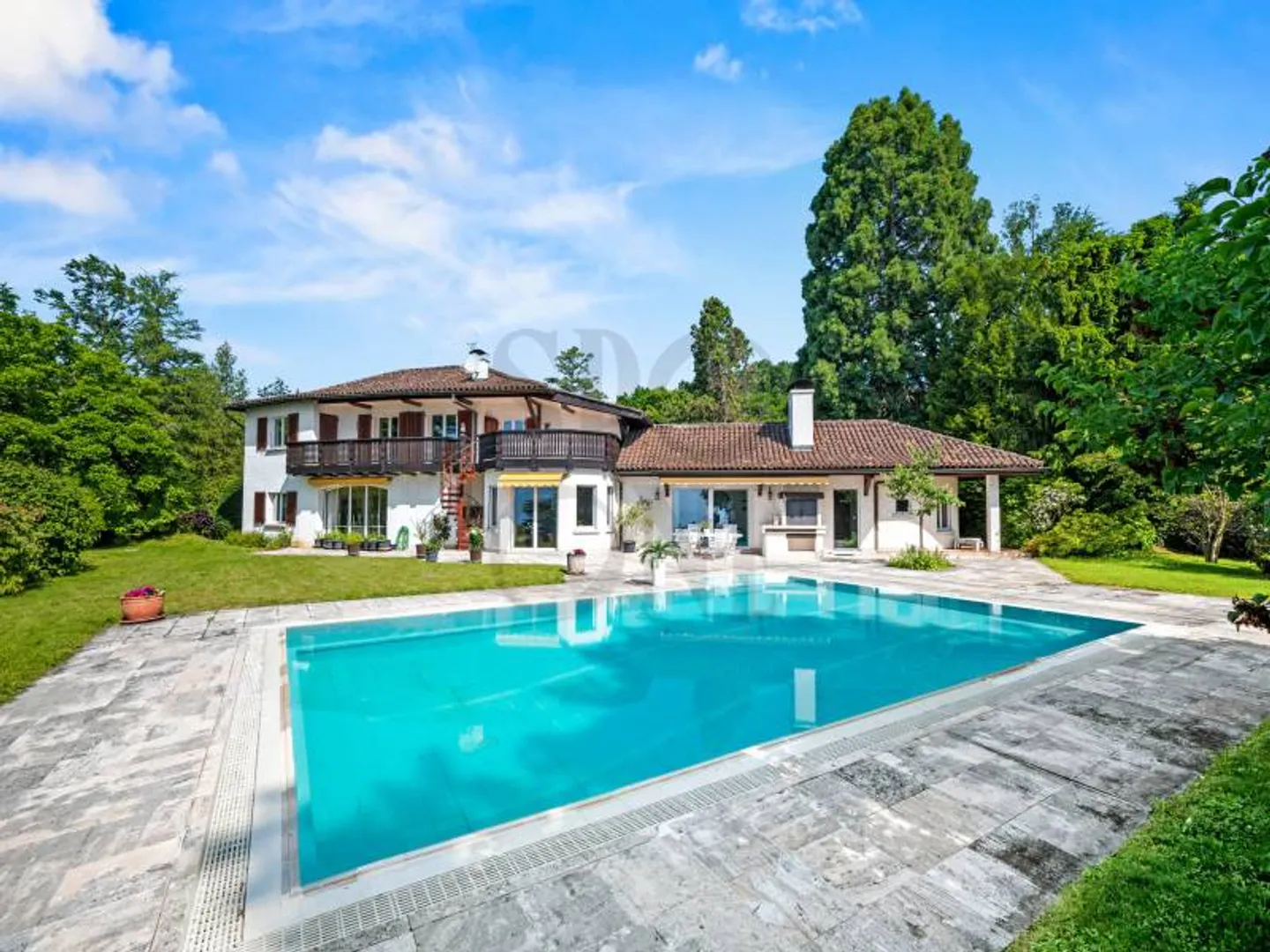 Außergewöhnliches Haus mit atemberaubendem Blick und Schwimmbad - Foto 1 von 12