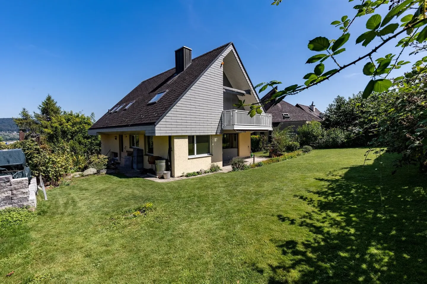Casa unifamiliare indipendente di 6,5 stanze in una posizione tranquilla - Foto 1 di 9