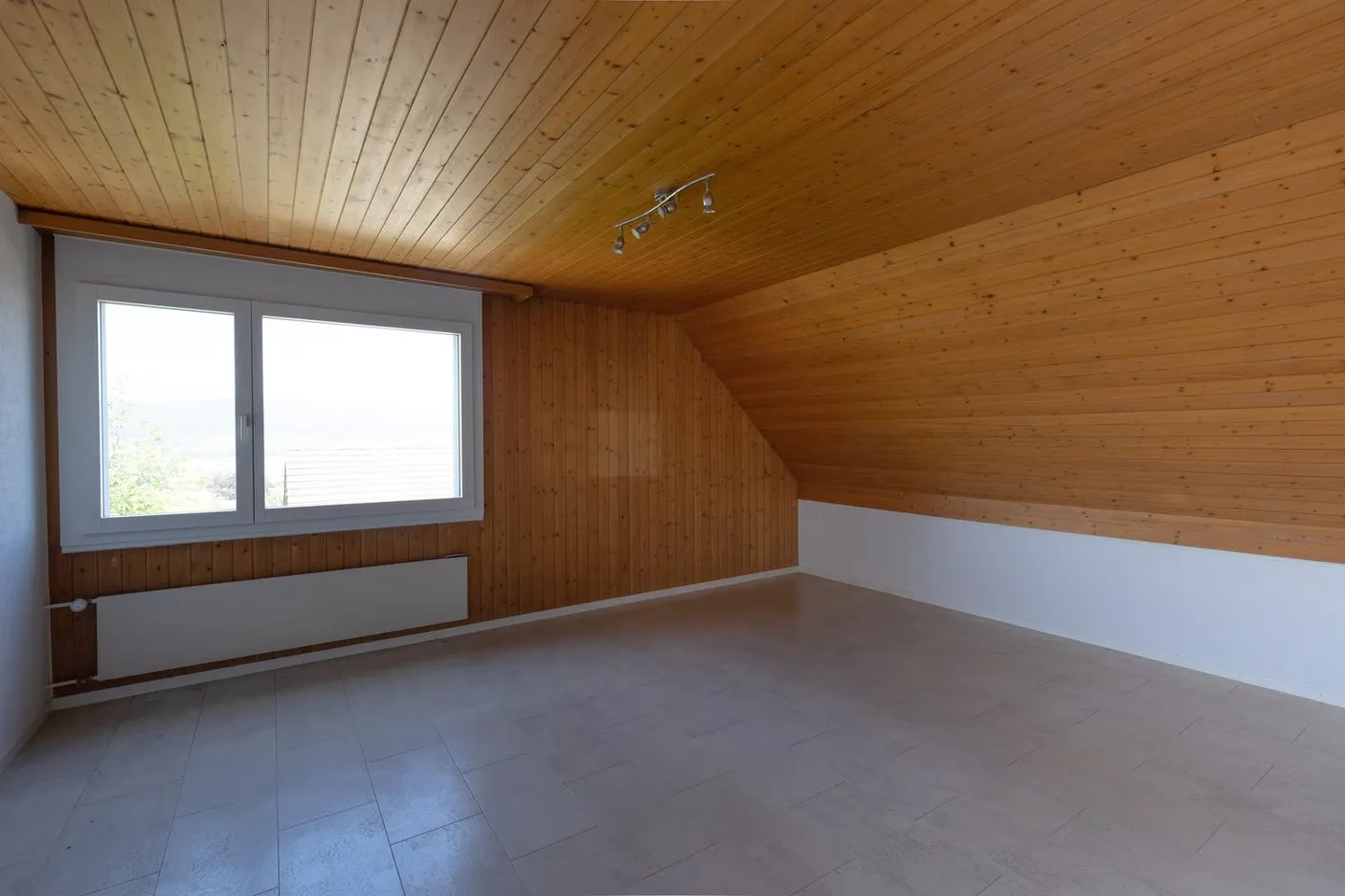Casa unifamiliare indipendente di 6,5 stanze in una posizione tranquilla - Foto 7 di 9