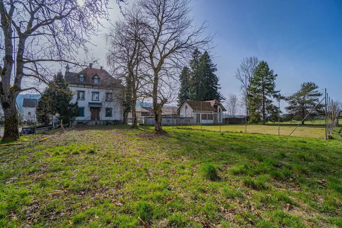 Villa del produttore con tre appartamenti, inclusa riserva di terreno edificabile e terreni agricoli - Foto 5 di 13