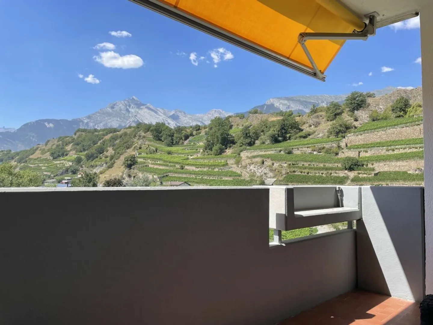 New! Renovated 3.5-room apartment in Sion - Photo 3 of 9