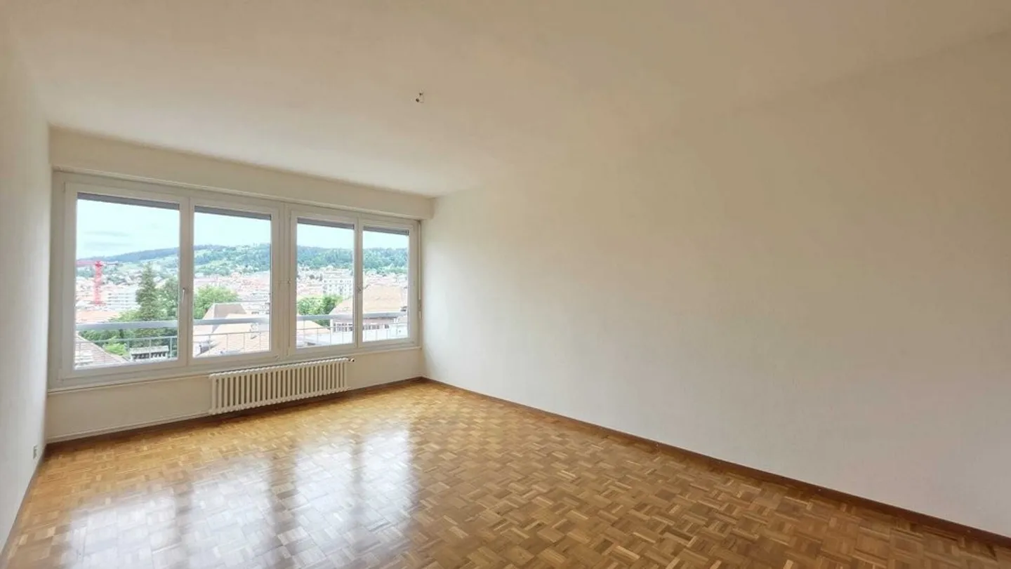 Appartement spacieux entièrement rénové avec grand balcon - Photo 2 sur 9