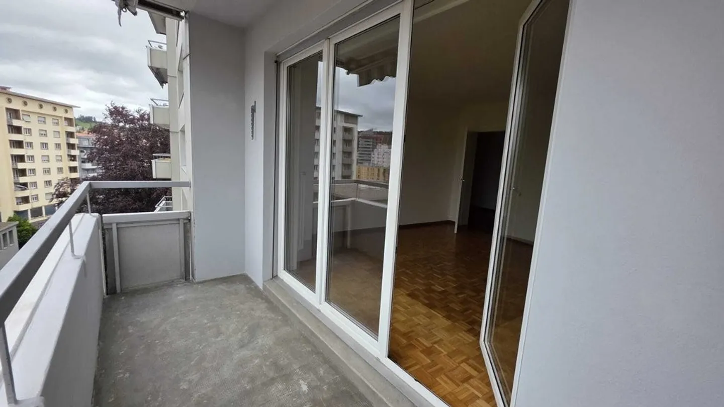 Appartement spacieux entièrement rénové avec grand balcon - Photo 4 sur 9