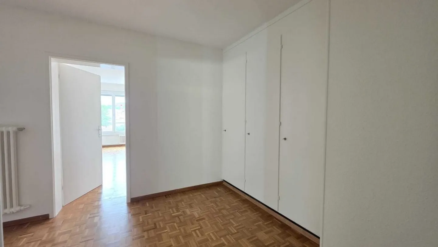 Appartement spacieux entièrement rénové avec grand balcon - Photo 5 sur 9