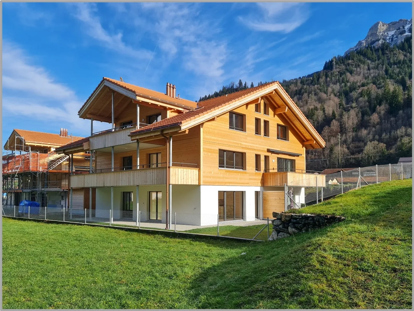 Appartement moderne de 2,5 pièces avec balcon et belle vue à Kandergrund - Photo 1 sur 21